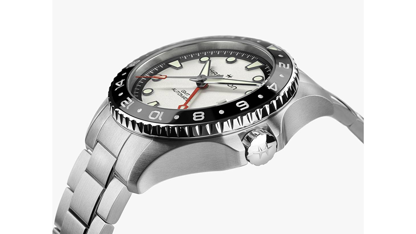 KHAKI NAVY SCUBA GMT: традиции путешествий и современные технологии