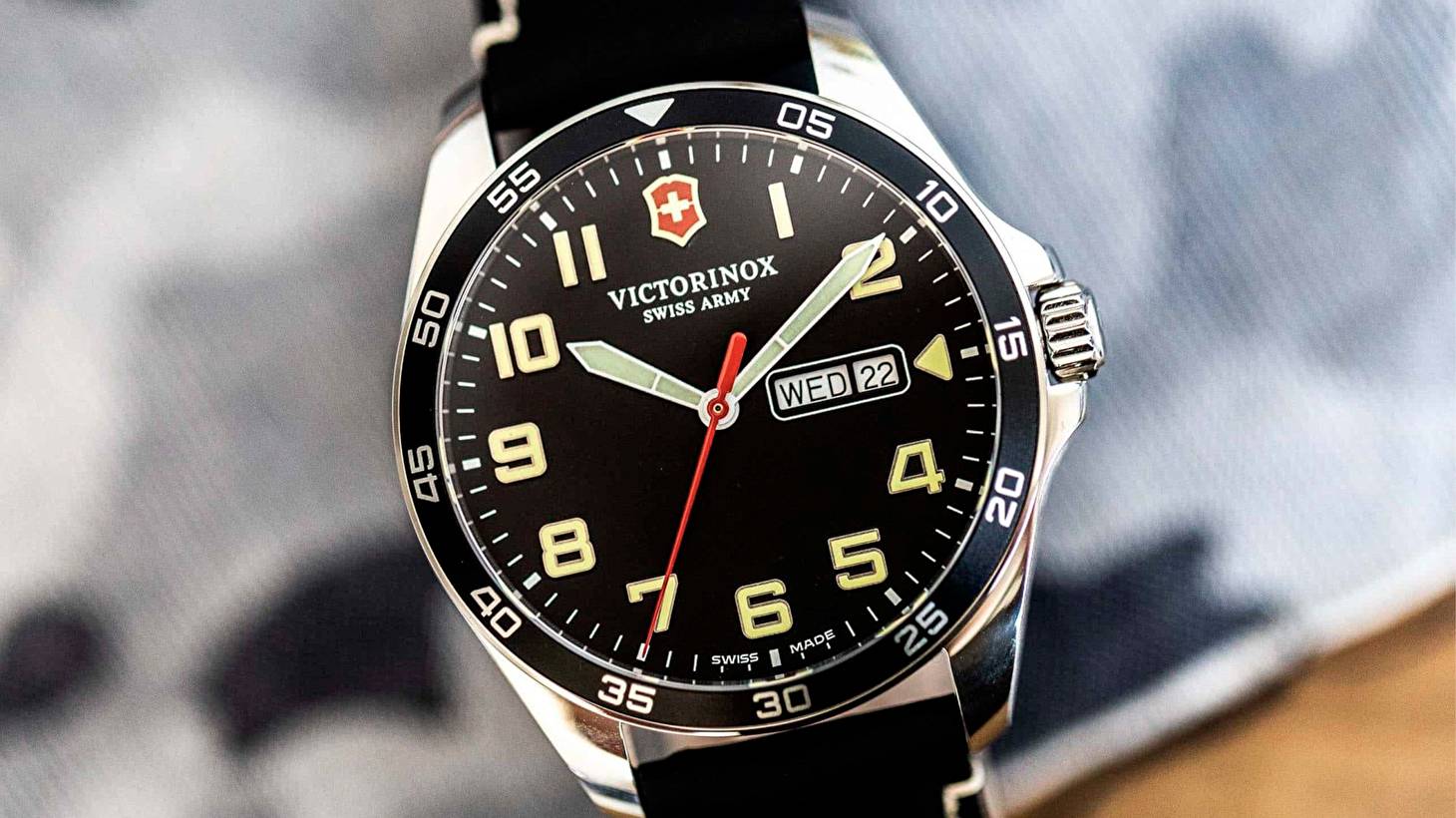 Victorinox FieldForce: функциональные часы в армейском стиле