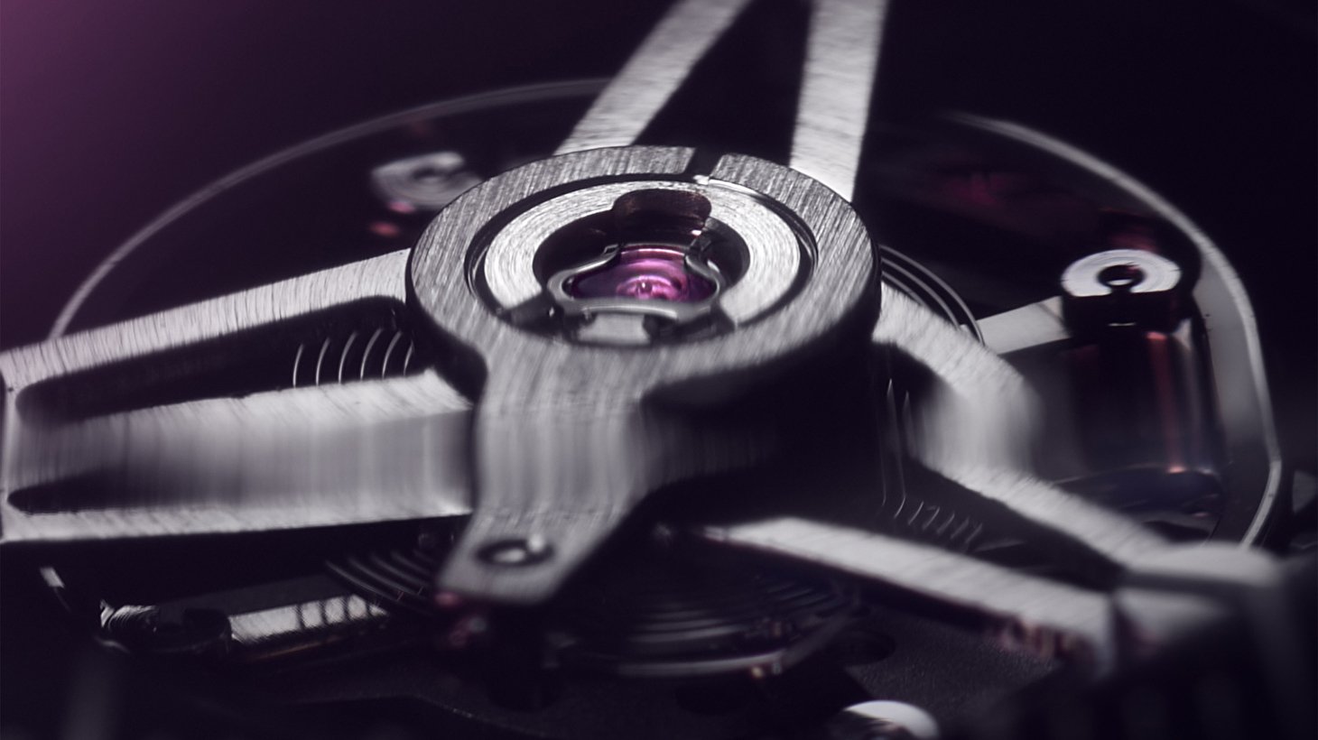 TAG Heuer открывает дымчатую элегантность с новым хронографом Tag Heuer Carrera и турбийоном в фиолетовом цвете