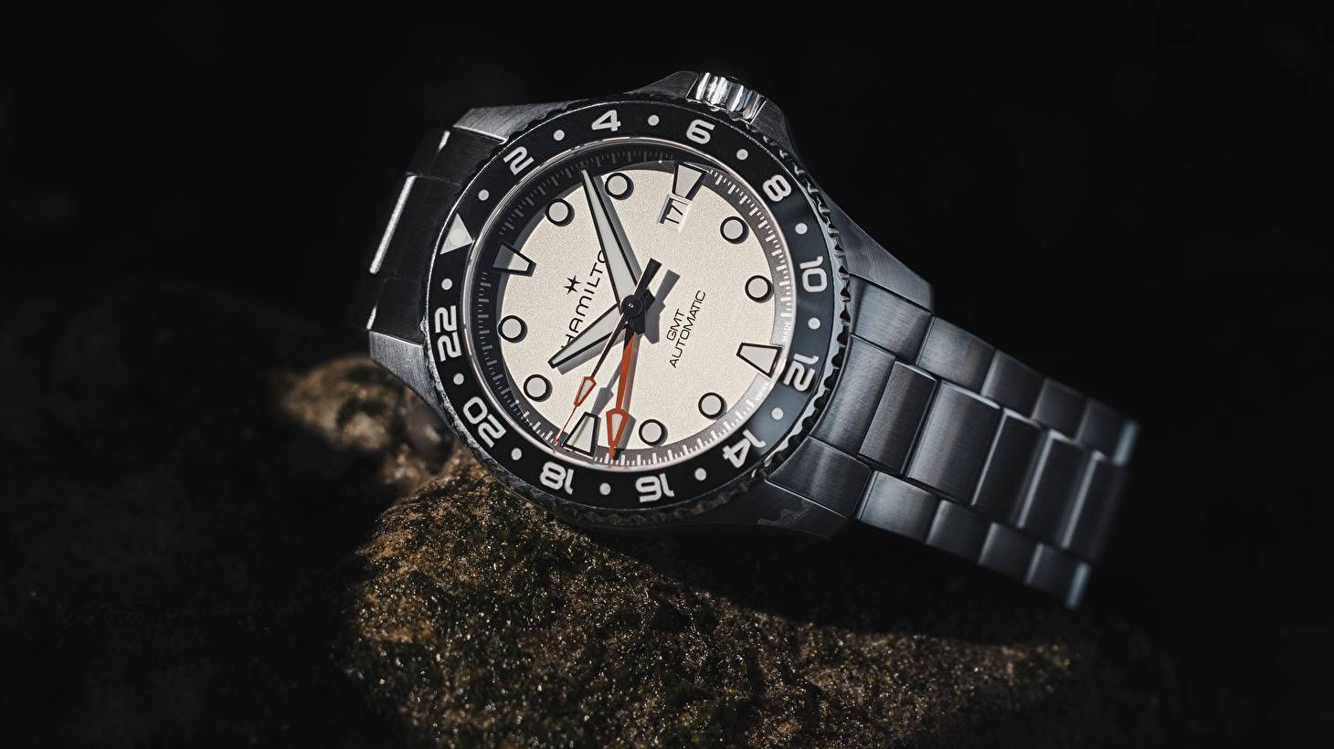 KHAKI NAVY SCUBA GMT: традиции путешествий и современные технологии