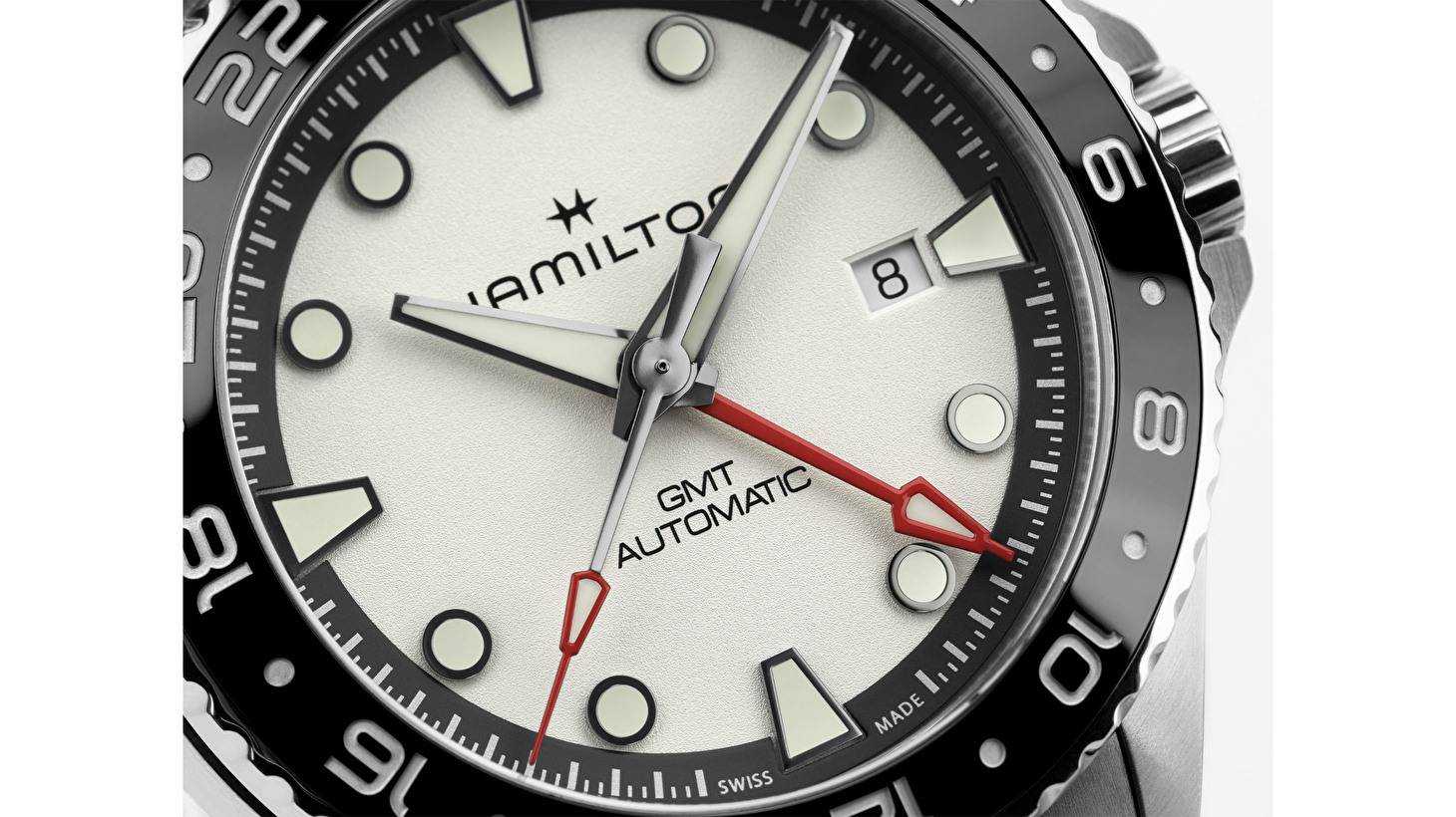 KHAKI NAVY SCUBA GMT: традиции путешествий и современные технологии