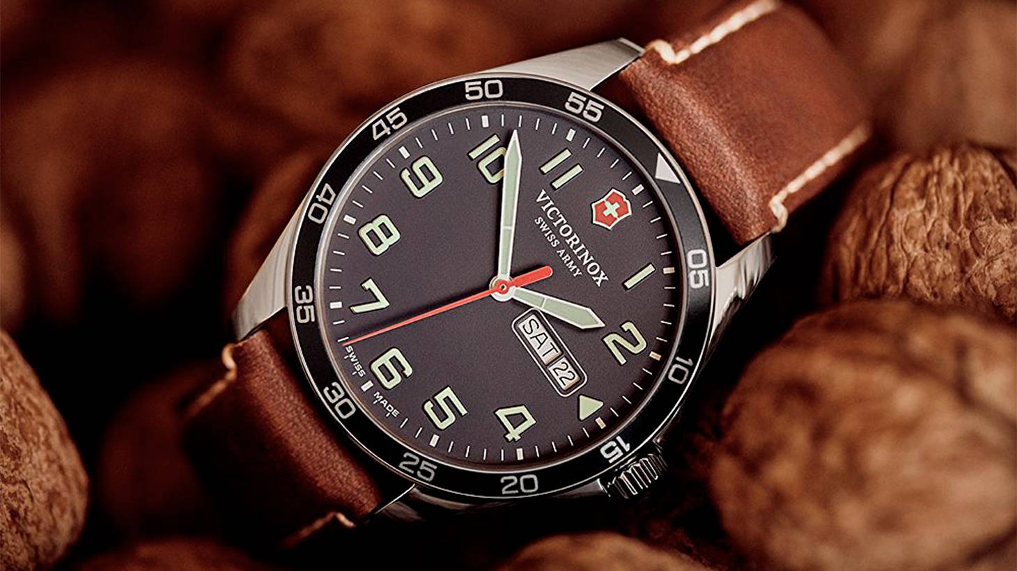 Victorinox FieldForce: функциональные часы в армейском стиле