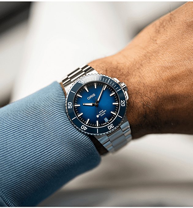 Наручные часы Aquis Date Calibre 400