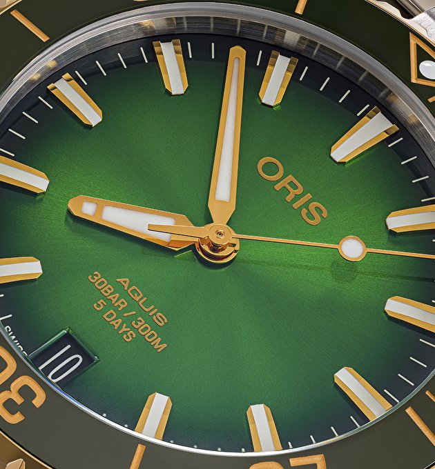 Наручные часы Aquis Date Calibre 400