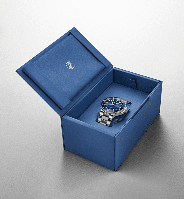 Наручные часы Aquis Date Calibre 400