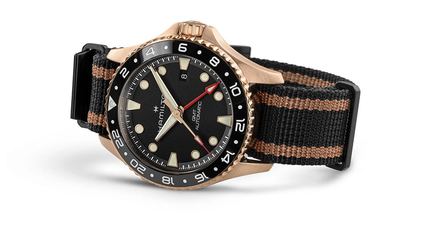 KHAKI NAVY SCUBA GMT: традиции путешествий и современные технологии
