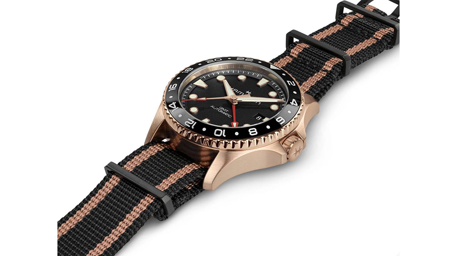 KHAKI NAVY SCUBA GMT: традиции путешествий и современные технологии