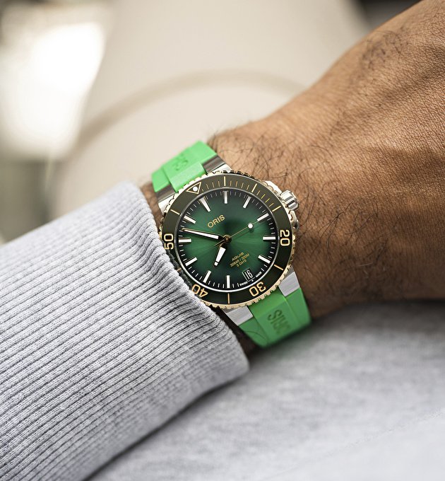 Наручные часы Aquis Date Calibre 400