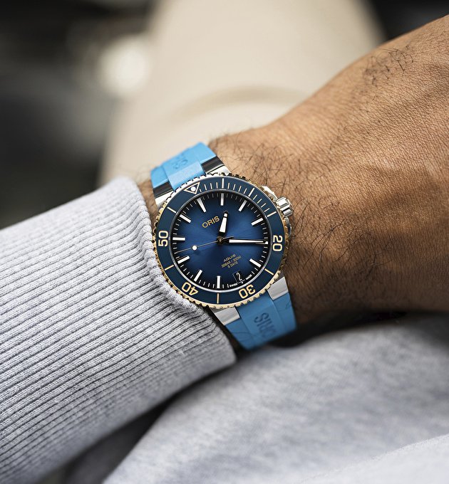 Наручные часы Aquis Date Calibre 400