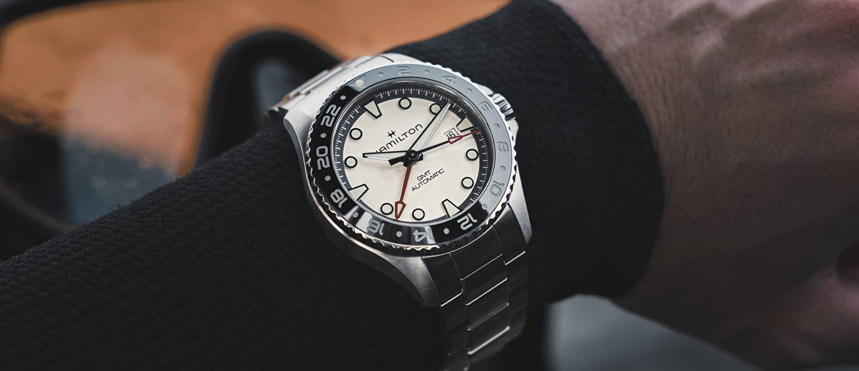 KHAKI NAVY SCUBA GMT: традиции путешествий и современные технологии