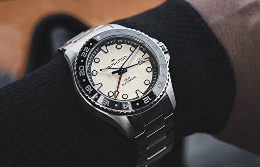 KHAKI NAVY SCUBA GMT: традиции путешествий и современные технологии