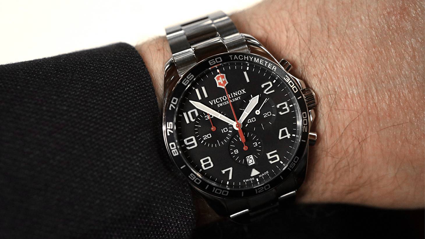 Victorinox FieldForce: функциональные часы в армейском стиле