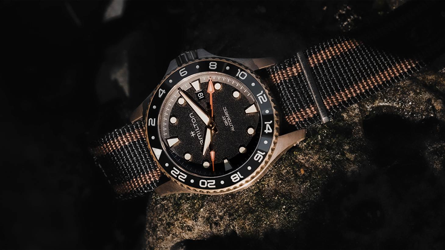 KHAKI NAVY SCUBA GMT: традиции путешествий и современные технологии