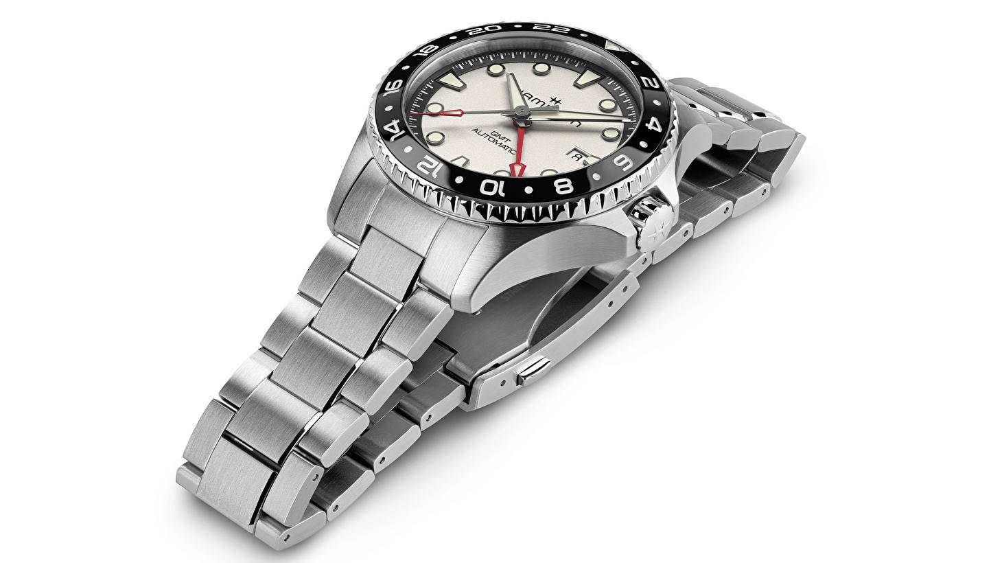 KHAKI NAVY SCUBA GMT: традиции путешествий и современные технологии