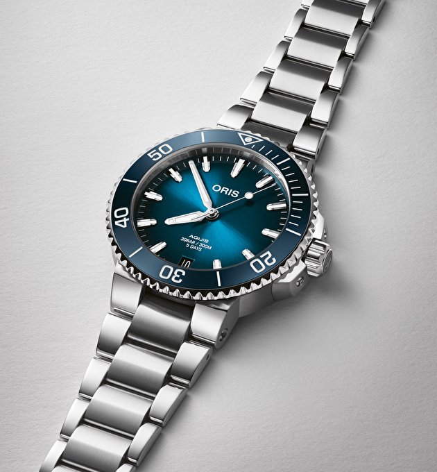 Наручные часы Aquis Date Calibre 400